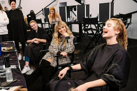 Heidi und ihre Models beim Umstyling: Ist es ein erleichtertes oder ein verzweifeltes Lachen? Heidi und ihre Models beim Umstyling: Ist es ein erleichtertes oder ein verzweifeltes Lachen?