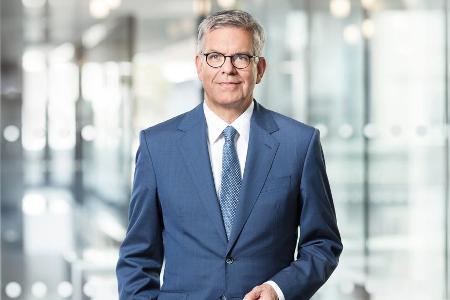 ZDF-Intendant Dr. Thomas Bellut wird sich nicht um eine dritte Amtszeit bewerben. ZDF-Intendant Dr. Thomas Bellut wird sich nicht um eine dritte Amtszeit bewerben.