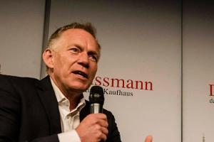 Johannes B. Kerner moderiert wieder Fußball