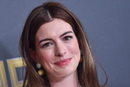 Anne Hathaway kann romantische Abende einfach auf dem Sofa verbringen. Anne Hathaway kann romantische Abende einfach auf dem Sofa verbringen.