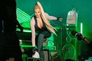 Bebe Rexha schwärmt für Sneaker, Hoodies und Jogginghosen