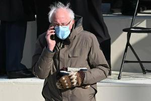 Kult-Fäustlinge von Bernie Sanders gehen in Serie
