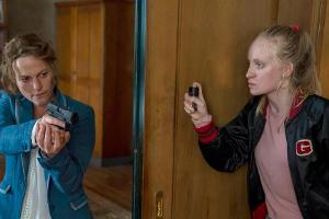 "Polizeiruf 110: Monstermutter": Kommissarin Olga Lenski (Maria Simon, l.) spürt die flüchtige Täterin (Luzia Oppermann) auf.