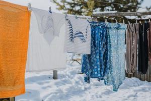 Warum man Wäsche im Winter draußen trocknen sollte