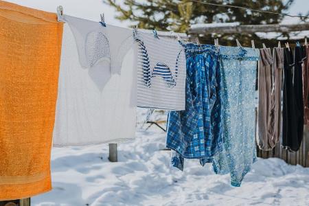 Feuchte Wäsche kann man im Winter frosttrocknen. Feuchte Wäsche kann man im Winter frosttrocknen.
