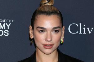 Dua Lipa zeigt sich mit blondem Pixie-Cut