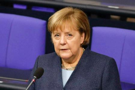 Angela Merkel und ihre Regierung sahen sich zu weiteren Einschnitten im Alltag gezwungen. Angela Merkel und ihre Regierung sahen sich zu weiteren Einschnitten im Alltag gezwungen.