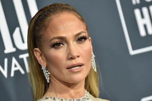 Jennifer Lopez meditiert im roten Bikini und mit Naturlocken