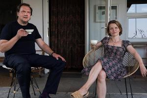 "Für immer Sommer 90": Andy (Charly Hübner) möchte Berit (Karoline Schuch) unterstützen
