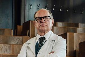 Uwe Ochsenknecht (oben) als Gynäkologe Prof. Helmut Kraatz in der 3. Staffel der historischen Krankenhausserie "Charité"