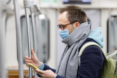 In den öffentlichen Verkehrsmitteln und Geschäften müssen nun OP-Masken oder FFP2-Masken getragen werden In den öffentlichen Verkehrsmitteln und Geschäften müssen nun OP-Masken oder FFP2-Masken getragen werden