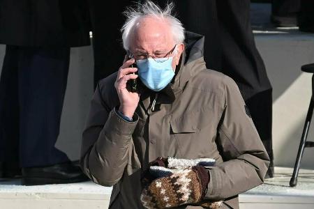Bernie Sanders mit dicken Strickhandschuhen bei der Amtseinführung des neune US-Präsidenten Joe Biden. Bernie Sanders mit dicken Strickhandschuhen bei der Amtseinführung des neune US-Präsidenten Joe Biden.