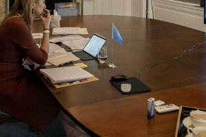 Königin Máxima ohne Schuhe: Gemütliches Homeoffice bei den Royals