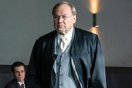 Strafverteidiger Biegler (Klaus Maria Brandauer, r.) möchte einen Freispruch für Kelz (Franz Hartwig). Strafverteidiger Biegler (Klaus Maria Brandauer, r.) möchte einen Freispruch für Kelz (Franz Hartwig).