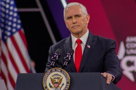 Mike Pence hält an einer politischen Gepflogenheit fest Mike Pence hält an einer politischen Gepflogenheit fest