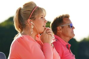 "DSDS"-Jurymitglied Maite Kelly lauscht gespannt einer Performance