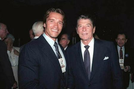 Der frischgebackene US-Bürger Arnold Schwarzenegger (l.) an der Seite des damals amtierenden Präsidenten Ronald Reagan, 1984. Der frischgebackene US-Bürger Arnold Schwarzenegger (l.) an der Seite des damals amtierenden Präsidenten Ronald Reagan, 1984.