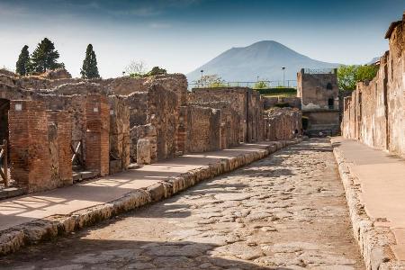 Die römische Stadt Pompeji wurde bei einem Vulkanausbruch des Vesuvs unter einer Asche- und Bimsschicht begraben. Die römische Stadt Pompeji wurde bei einem Vulkanausbruch des Vesuvs unter einer Asche- und Bimsschicht begraben.