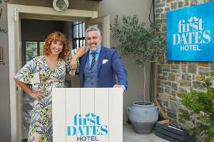 Rezeptionistin Aline und Gastgeber Roland Trettl bei "First Dates Hotel"