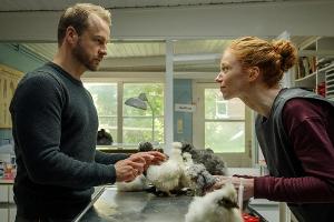"Nord bei Nordwest - Conny & Maik":  Tierarzt Hauke (Hinnerk Schönemann) unterstützt Bald-Tierärztin Jule (Marleen Lohse)