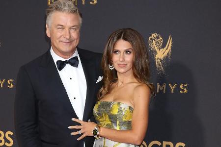 Alec und Hilaria Baldwin bei den Emmy Awards 2017. Alec und Hilaria Baldwin bei den Emmy Awards 2017.