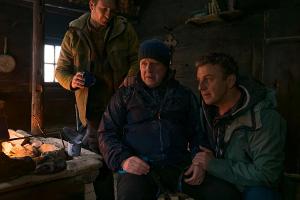 "Der Bergdoktor: Bauernopfer": Im Winterspecial helfen Dr. Martin Gruber (Hans Sigl, r.) und sein Bruder Hans Gruber (Heiko ...