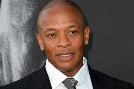 Dr. Dre muss sich wegen eines Gehirn-Aneurysmas behandeln lassen. Dr. Dre muss sich wegen eines Gehirn-Aneurysmas behandeln lassen.