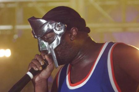 MF Doom bei einem Auftritt im Jahr 2005 MF Doom bei einem Auftritt im Jahr 2005
