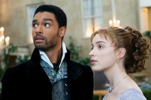 Regé-Jean Page (l.) und Phoebe Dynevor sind die Stars der ersten Staffel "Bridgerton".