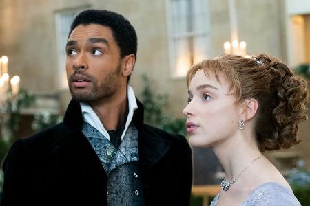 Regé-Jean Page (l.) und Phoebe Dynevor sind die Stars der ersten Staffel Regé-Jean Page (l.) und Phoebe Dynevor sind die Stars der ersten Staffel
