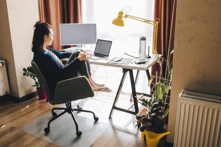 Fester Arbeitsplatz, feste Zeiten: Zuhause Arbeiten will gelernt sein. Fester Arbeitsplatz, feste Zeiten: Zuhause Arbeiten will gelernt sein.