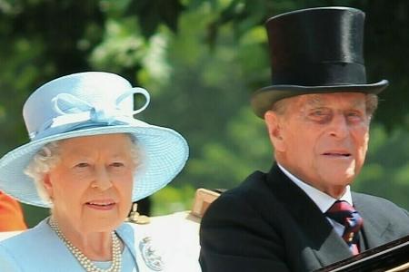 Queen Elizabeth II. und Prinz Philip bei einer Parade anlässlich des Geburtstags der Königin im Jahr 2017 Queen Elizabeth II. und Prinz Philip bei einer Parade anlässlich des Geburtstags der Königin im Jahr 2017