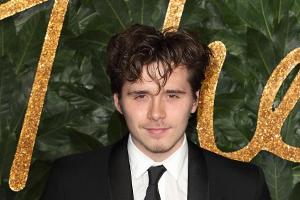Brooklyn Beckham verewigt Liebesbrief von Nicola Peltz im Nacken