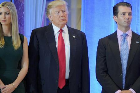 Donald Trump mit Tochter Ivanka und Donald Trump Jr. bei einer Pressekonferenz 2017. Donald Trump mit Tochter Ivanka und Donald Trump Jr. bei einer Pressekonferenz 2017.