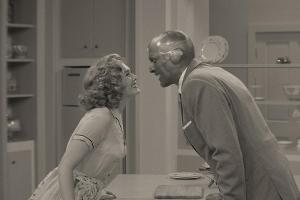 Elizabeth Olsen und Paul Bettany hat es als Wanda Maximoff und Vision in eine 1950er Jahre Sitcom verschlagen.