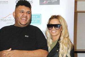 Katie Price gibt Sohn Harvey schweren Herzens in ein betreutes Wohnen