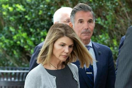 Mossimo Giannulli und seine Frau Lori Loughlin kurz nach einer Anhörung zum Bestechungsskandal Mossimo Giannulli und seine Frau Lori Loughlin kurz nach einer Anhörung zum Bestechungsskandal