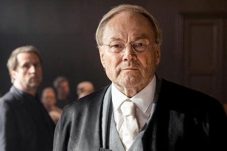 Kommissar Peter Nadler (Bjarne Mädel, hinten) und der Strafverteidiger des Beschuldigten, Konrad Biegler (Klaus Maria Branda... Kommissar Peter Nadler (Bjarne Mädel, hinten) und der Strafverteidiger des Beschuldigten, Konrad Biegler (Klaus Maria Branda...