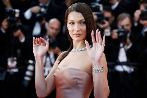 Bella Hadid trennt sich von ihrem Signature-Look