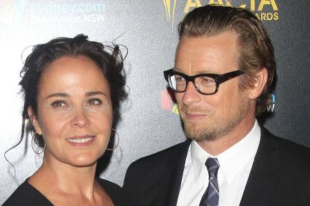 Simon Baker und Rebecca Rigg während eines Events Simon Baker und Rebecca Rigg während eines Events