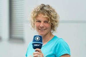 Erstmals wird eine Frau das WM- und EM-Finale im Fußball kommentieren