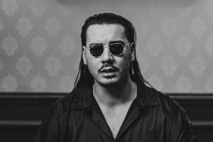 Rapper Apache 207 erobert mit seinem Titel "Angst" die Charts