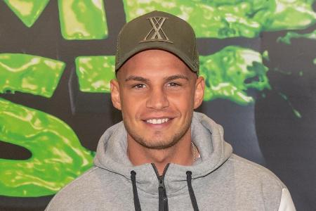 Pietro Lombardi hat Corona - seine Ex-Freundin muss ebenfalls in Quarantäne. Pietro Lombardi hat Corona - seine Ex-Freundin muss ebenfalls in Quarantäne.