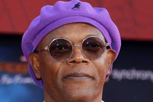 Samuel L. Jackson kommt mit Avengers-Maske zur Corona-Impfung