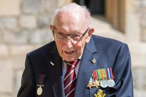 Captain Sir Tom Moore wurde beigesetzt
