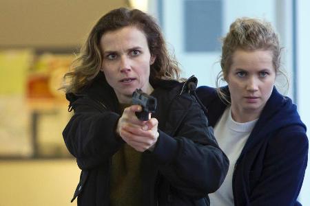 Karin Gorniak (Karin Hanczewski, l.) mit gezogener Waffe im Karin Gorniak (Karin Hanczewski, l.) mit gezogener Waffe im