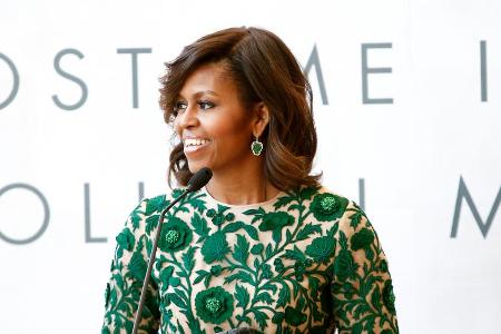 Michelle Obama freut sich über den Erfolg von Amanda Gorman. Michelle Obama freut sich über den Erfolg von Amanda Gorman.