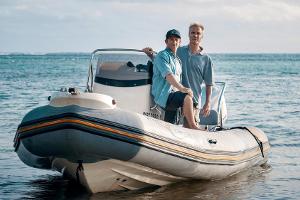 "Retter der Meere: Tödliche Strandung": Umweltvisionär Reno Finnings (Hannes Jaenicke, l.) mit seinem Partner Pit Wagner (Da...