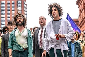Sacha Baron Cohen (r.) ist für seine Darbietung als Abbie Hoffman für einen Golden Globe nominiert.