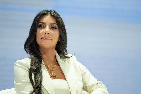 Kim Kardashian lässt sich nach sieben Ehejahren von Kanye West scheiden. Kim Kardashian lässt sich nach sieben Ehejahren von Kanye West scheiden.